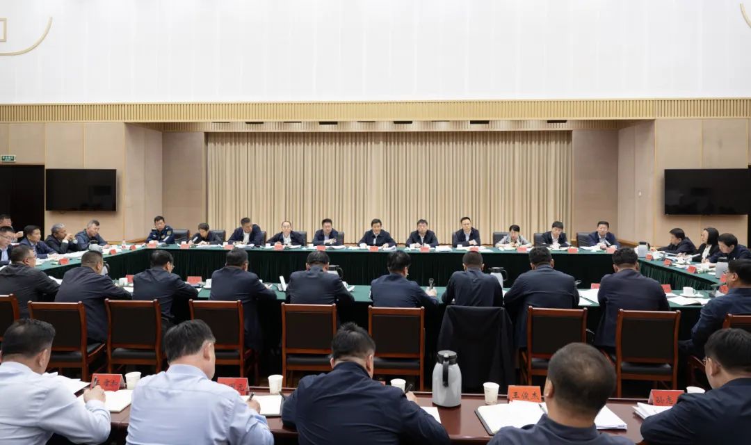 全市经济工作推进会召开 贺伟华主持并讲话