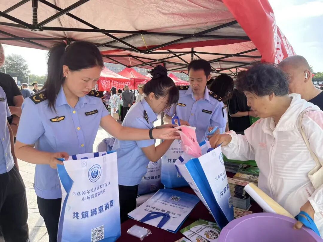 经开区市场监管局开展食品安全周宣传活动