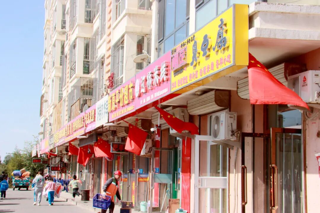 挂国旗 迎国庆！“中国红”扮靓经开区