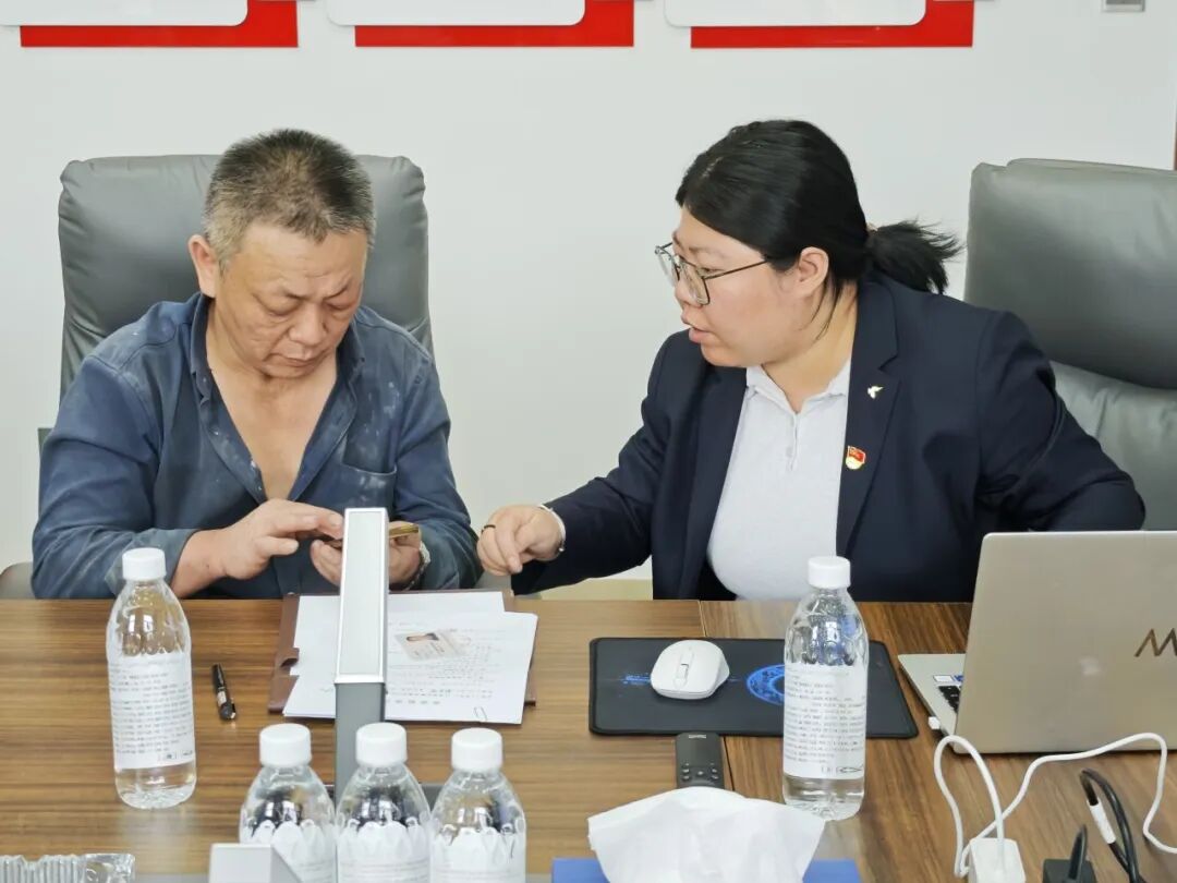 办照“零跑腿” 服务“加速度”—经开区上门为园区商户高效办证
